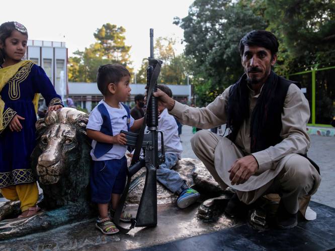 Talibanstrijders poseren met wapens voor groepsfoto’s in dierentuin Kaboel