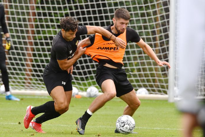 Giannis Botos (l) in duel met Turan Tuzlacik bij GA Eagles.