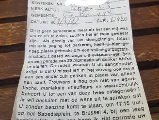 Misnoegde Gentbruggenaar deelt zelfgemaakte boete uit aan foutgeparkeerde chauffeur: “Genoeg plaats gebruikt om een begrafenisstoet te stallen”