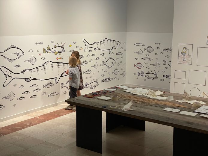 Op de interactieve ‘vissenmuur’, ontworpen door illustrator Korneel Detailleur, kunnen kinderen hun creativiteit de vrije loop laten en de kunstenaar in zichzelf naar boven halen.