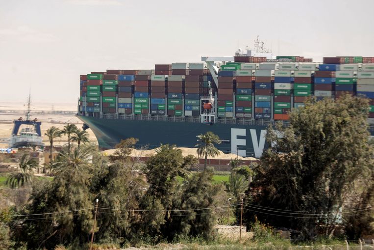 De 'Ever Given' kwam vast te zitten in het Suezkanaal. Beeld REUTERS