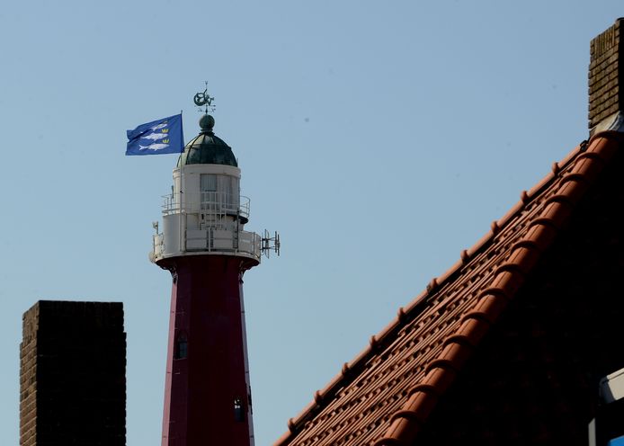 De vlag wappert weer op de top van de vuurtoren van Scheveningen.