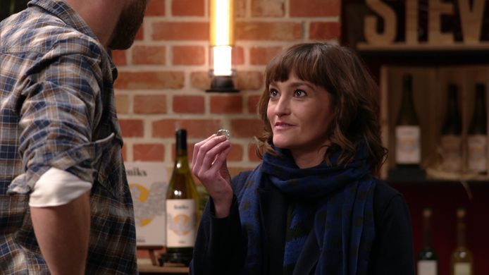 Paulien (Tina Maerevoet) vraagt Kobe (Sid Van Oerle) ten huwelijk in 'Thuis'.