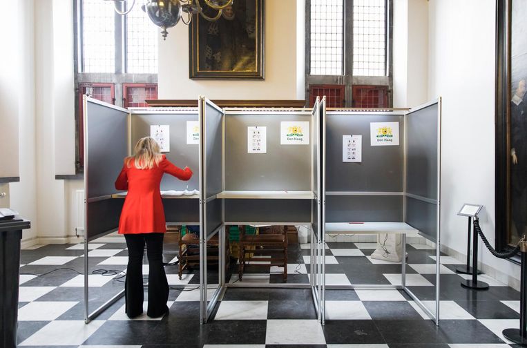 Een vrouw brengt een stem uit in het Oude Stadhuis in Den Haag, een van de gemeenten die meedoet met het experiment Beeld ANP