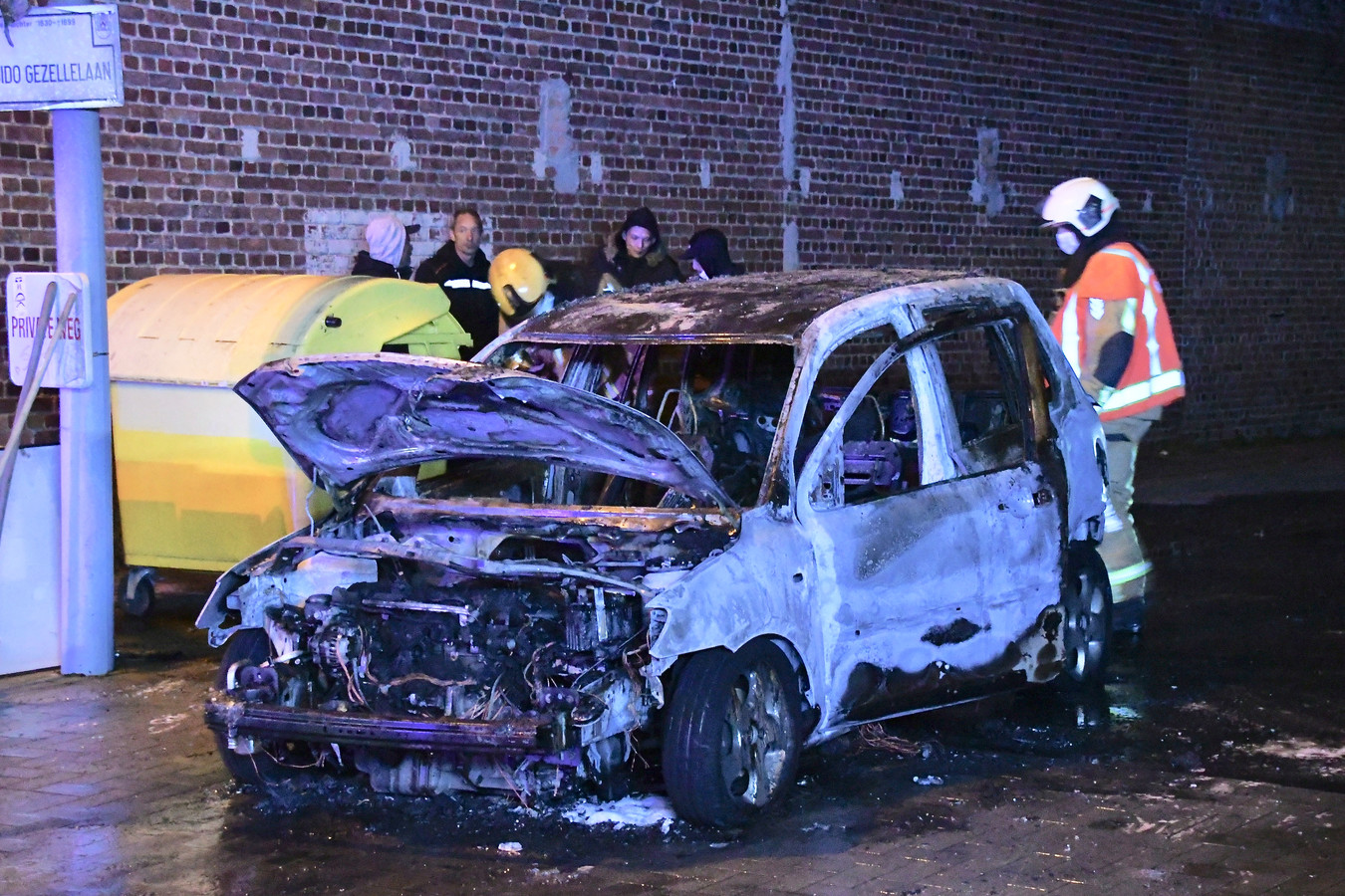 Spanjaard ziet auto helemaal uitbranden maar kan gelukkig ontkomen