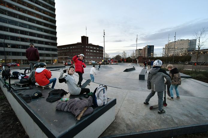 Drukte op het skatepark achter het station in Hengelo. Volgens de gemeente vooral met jongeren onder de zeventien jaar.
