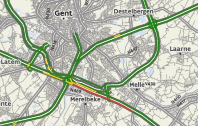 Door een politionele actie is de E40 richting Brussel momenteel volledig afgesloten ter hoogte van Merelbeke. Alle verkeer dient de snelweg te verlaten en de R4 op te rijden.