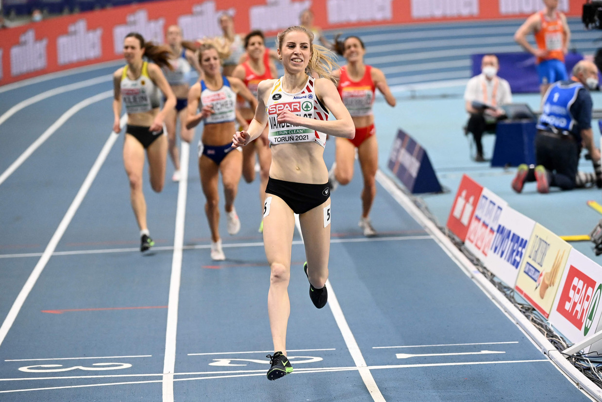 Elise Vanderelst wint de 1.500 meter op het EK indoor in Torun, begin maart. Beeld AFP