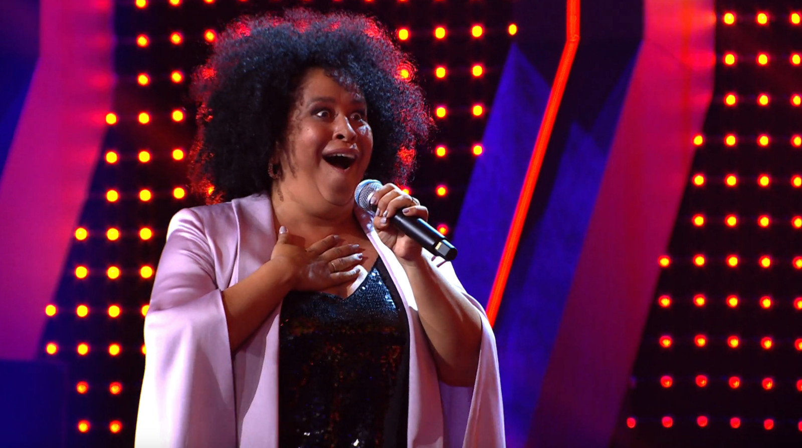 Bijna miljoen kijkers zien bekende oudatlete met ‘mooie benen’ opduiken in Secret Duets Foto