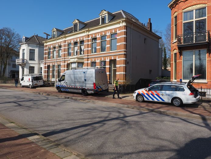 De politie en Explosieven Opruimingsdienst Defensie (EOD) zijn vrijdagmiddag op 29 maart bij de woning van Henk N. aan de Burgemeester Dijckmeesterweg in Zutphen. Even daarvoor had hij een ‘wanhoopsdaad’ gepleegd in het stadhuis.