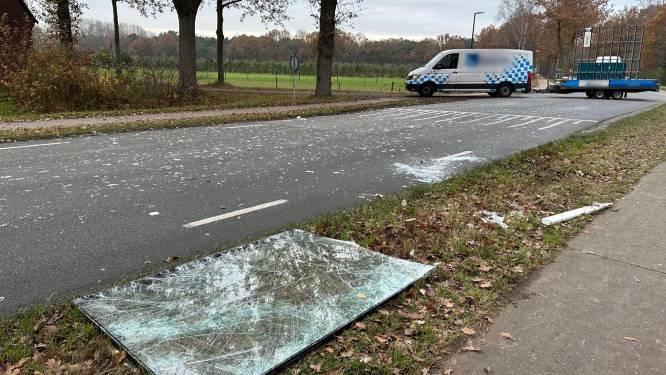 Glasplaten vallen van aanhanger en breken in duizenden stukken op de weg in Helvoirt 