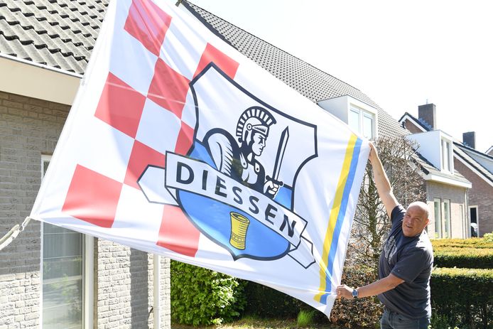 Leon van Bijsterveldt bij de vlag die voor het jubileumjaar ontworpen is.