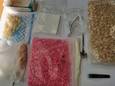 In de woning vond de politie onder meer drugs.