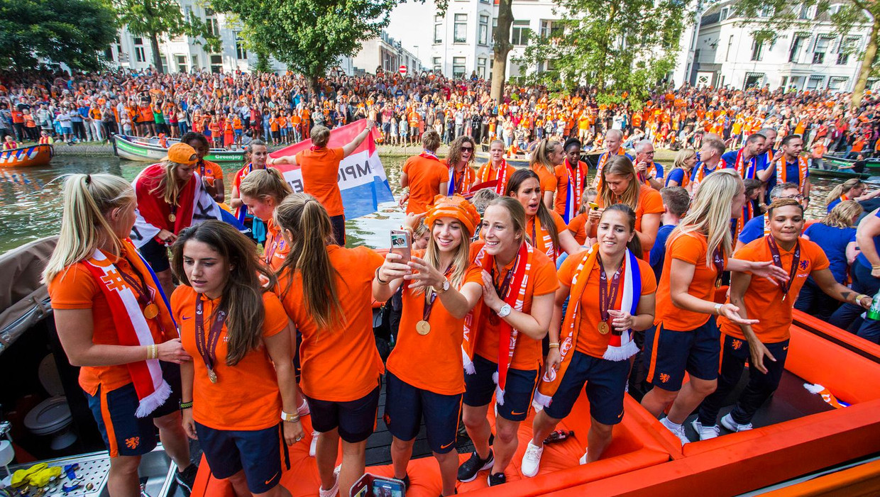 De vrouwen van het Nederlands elftal varen maandag door Utrecht om het behalen van het Europees kampioenschap te vieren. Beeld Arie Kievit