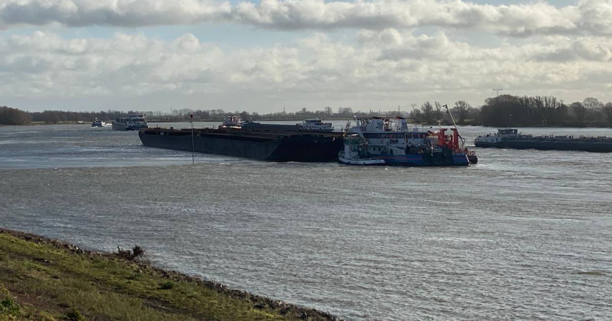 Duwbak Daan vaart tijdens storm bij Opijnen op een krib