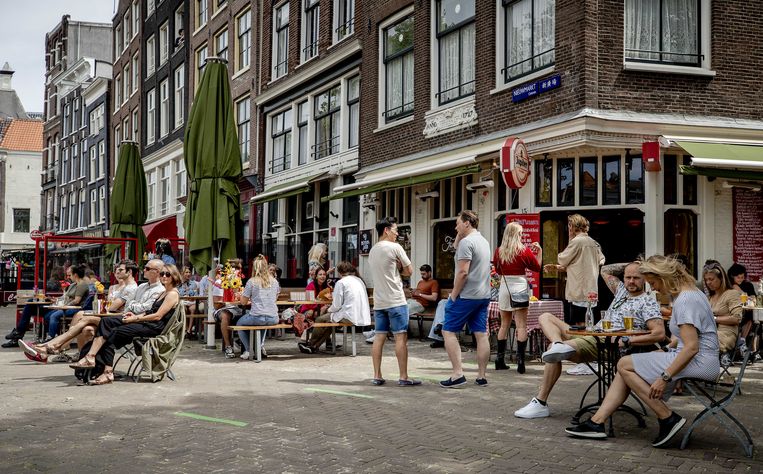 Gasten op een terras aan de Nieuwmarkt in Amsterdam. Het café op de foto komt niet voor in dit artikel.  Beeld ANP