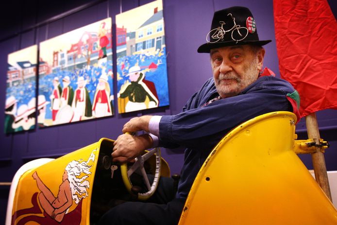 Piet Hohmann in 2012 in het Speelgoedmuseum in zijn opgeknapte botsauto waarmee hij in de carnavalsoptocht mee deed.