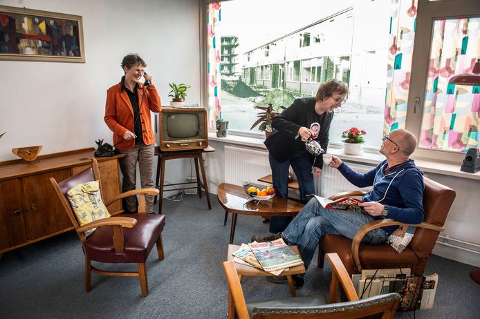 Berry van Oudheusden (rechts) is verantwoordelijk voor de inrichting van het pand. Geheel links Karin van Leengoed, in het midden Suus van den Broek.