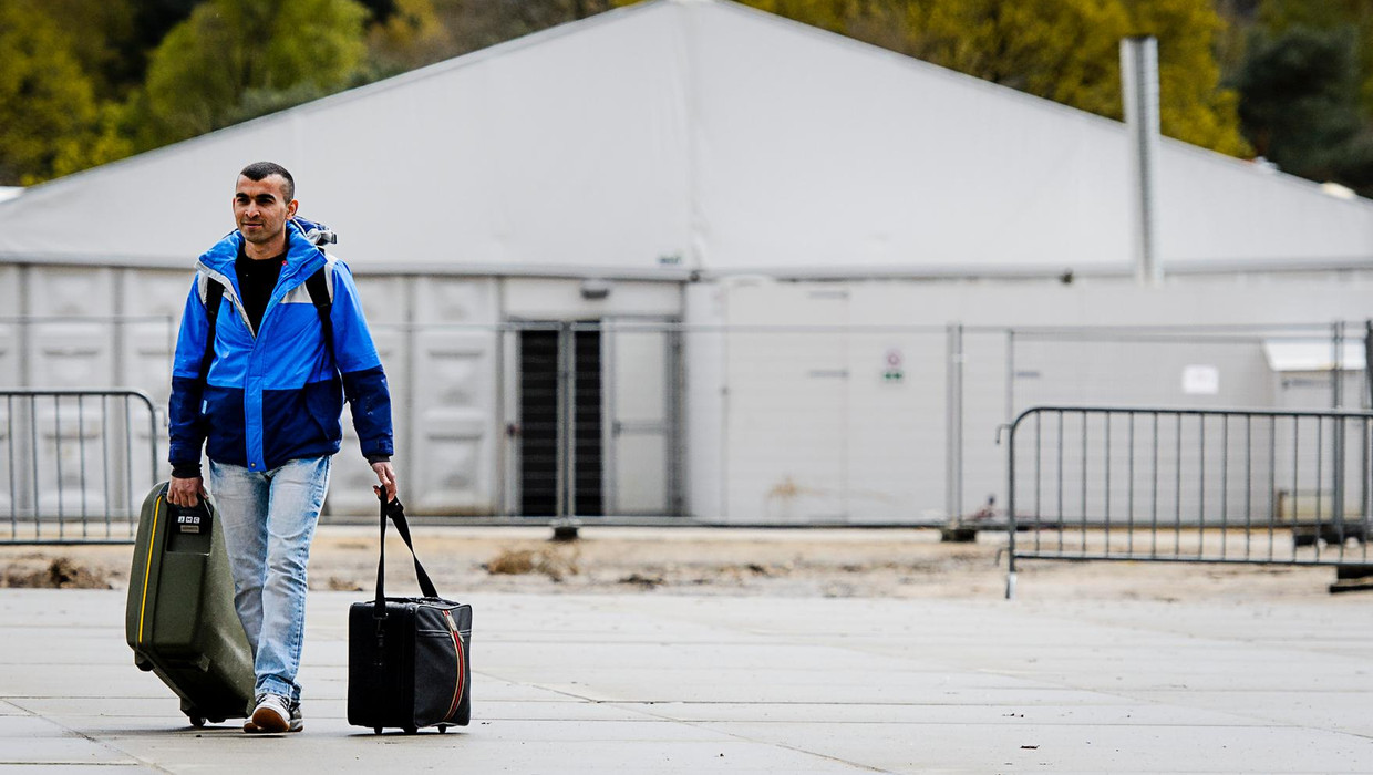 Een van de laatste bewoners van Heumensoord verlaat de tijdelijke opvang. Beeld Anp