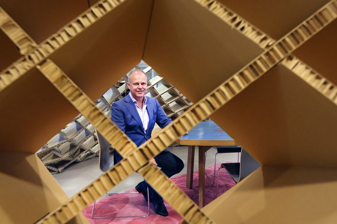 Projectleider Douwe-Frits Broens van het Centre of Expertise Biobased Economy van Avans Hogeschool tussen voorbeelden van constructieve toepassingen van biobased materialen.
