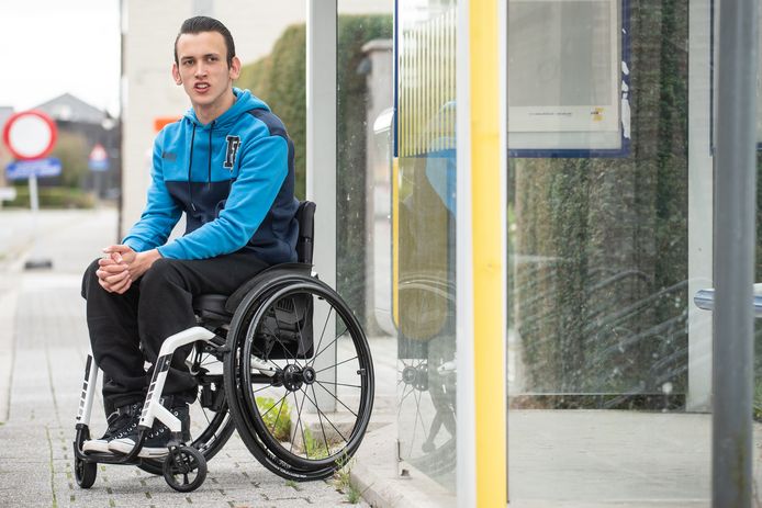 Renzy Planchon wacht op de bus. "Het maakt niet uit waar hij me brengt", zegt de dakloze twintiger, die hele dagen met het openbaar vervoer ronddoolt om toch maar niet op straat te moeten leven.