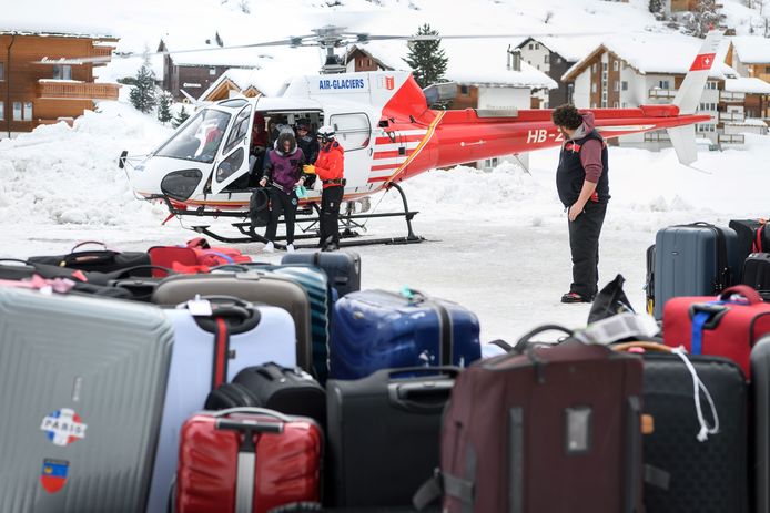 Mensen die écht weg moesten of wilden uit Zermatt konden dinsdag en woensdag tegen betaling worden geëvacueerd per helikopter.