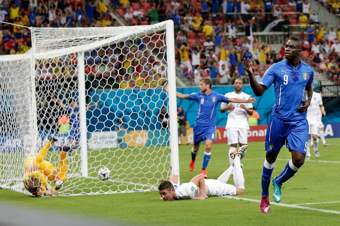 Balotelli viert een goal tegen Engeland.