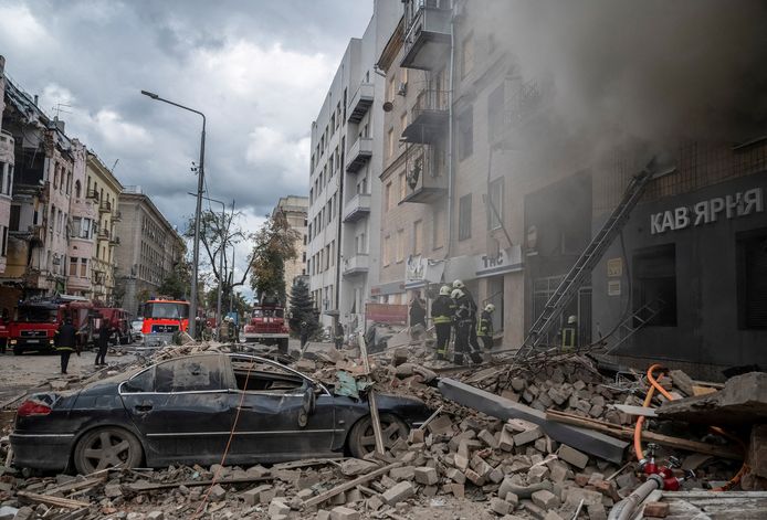 Brandweermannen aan het werk op de plek waar een residentieel gebouw werd geraakt door een Russische luchtaanval in Charkiv, Oekraïne.