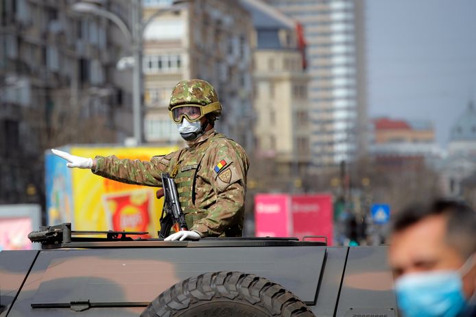 Het Roemeense leger helpt mee om de lockdown in goede banen te leiden.