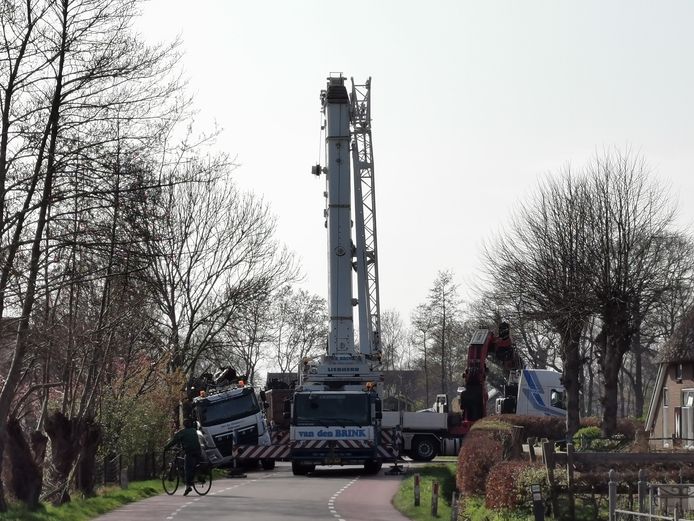 De chauffeur van de vrachtwagen raakte om onbekende oorzaak van de weg geraakt aan de Klomperweg in Lunteren. Daarbij kwam de wagen vast te zitten in de greppel.