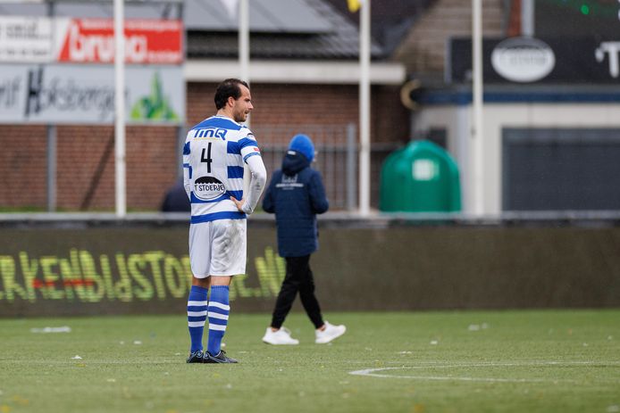 De desillusie is van het gezicht van Koos Werkman af te lezen, na de nederlaag tegen Quick Boys. Het enige doelpunt van Spakenburg kwam van zijn voet.