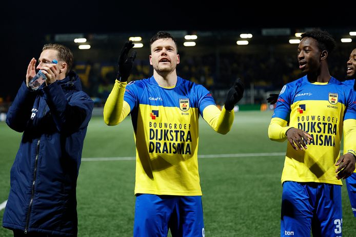 Tom Boere viert de overwinning op Fortuna Sittard.
