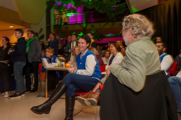 Denise Huijbregts, lijsttrekker voor Ons Etten-Leur, kijkt tijdens de verkiezingsavond hoe de uitslagen binnenkomen.