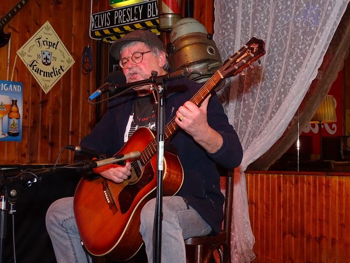 Johan Aldenkamp tijdens zijn optreden in de Cactus in Hengelo.