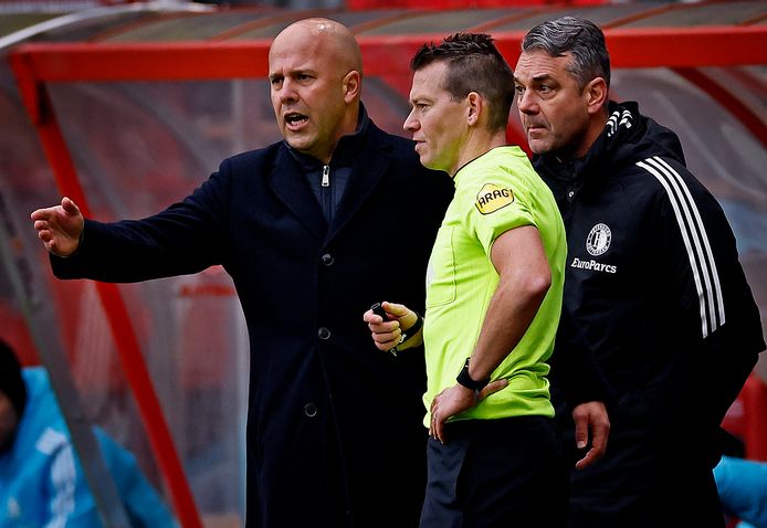 Feyenoord-trainer Arne Slot (l) discussieert met arbiter Allard Lindhout.