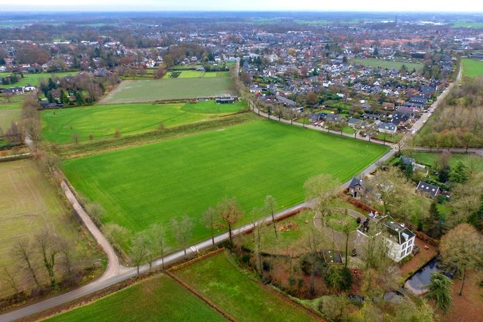 De gemeente Voorst wil het weiland op de achtergrond gebruiken voor woningbouw. Daar moeten straks tientallen huizen gebouwd worden.