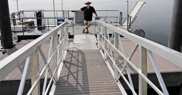 Alleen het pontje van Don brengt op Bevrijdingsdag fietsers naar de overkant - BD.nl