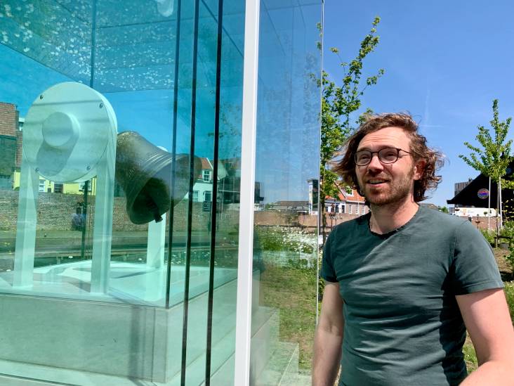 Kunstenaar Bouke laat schaftklok glasfabriek weer stilletjes luiden (achter vier dikke lagen glas) 