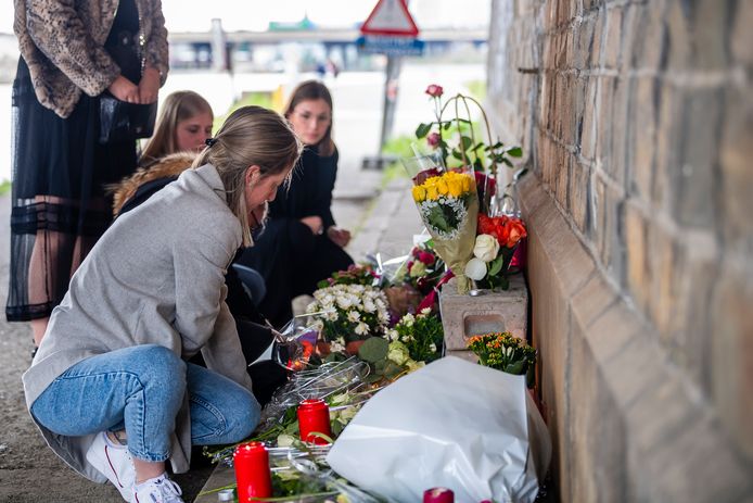 Vrouwen leggen kaarsjes en bloemen neer op de plek waar het lichaam van Julie Van Espen gevonden werd.