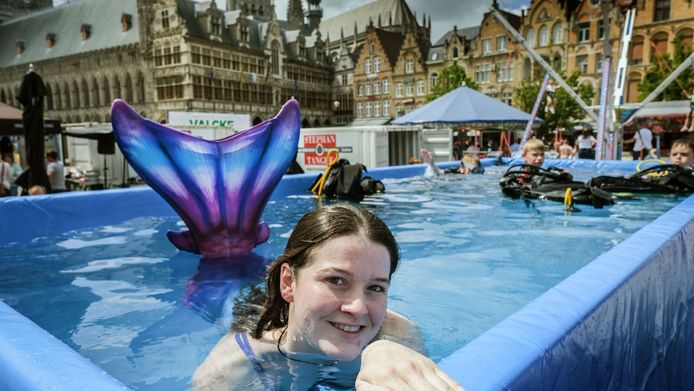 Een klassieker tijdens de Dolle Dagen: de gratis duikinitiatie op de Grote Markt.