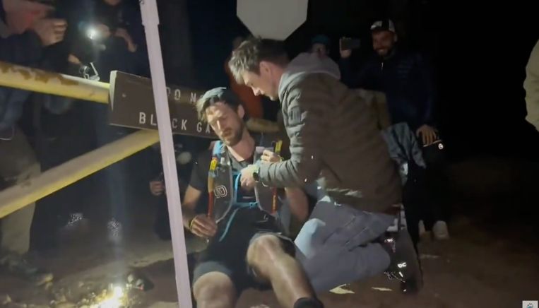 Sabbe bereikt totaal uitgeput de finish van de Barkley Marathons. Beeld rv