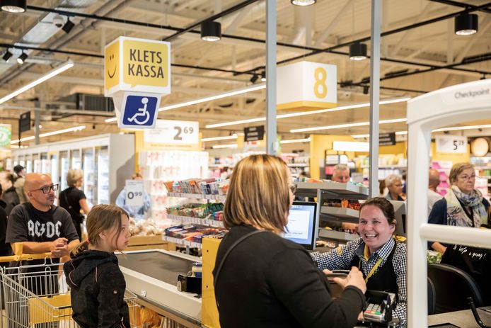 Kassierster Cindy Dominicus slaat een praatje met Marika Van de Velde aan de kletskassa.