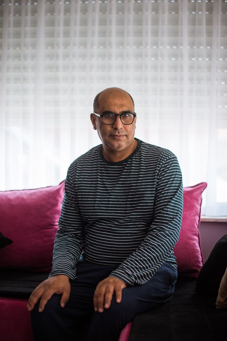 Mostafa El Ghazouani (43) uit Ingelmunster koos ervoor om zijn vaccinatie uit te stellen tot na de zomervakantie zodat hij met zijn drie dochters naar Marokko kon reizen. Beeld Wouter Maeckelberghe