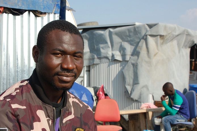 Bamba Drissa (24) vluchtte weg uit Ivoorkust en kwam in een Italiaanse barak terecht. "Mijn leven hier is harder dan van waar ik vandaan kom".