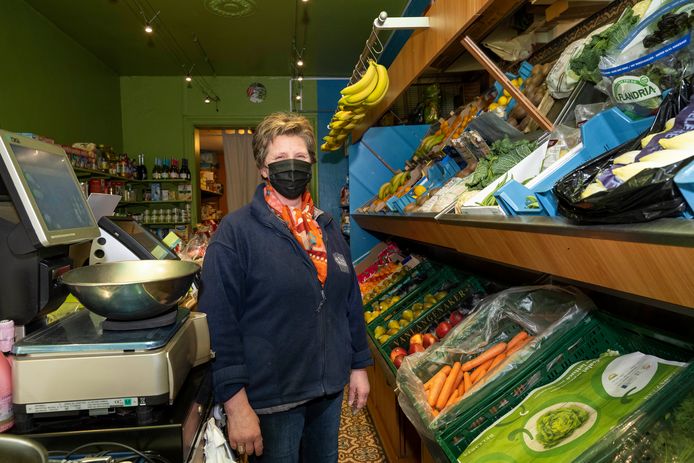 Christine De Clerq van buurtwinkel Pekes & Ertjes ziet met eigen ogen aan dat de fusiegesprekken voer zijn voor debat: "De mentaliteit van de mensen verander je niet zomaar, hé."
