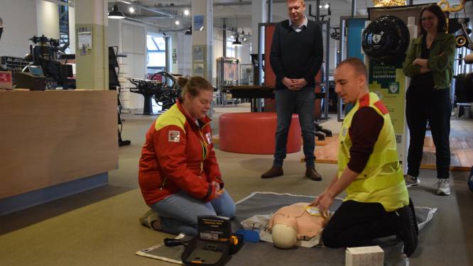 Extra AED-toestellen moeten stad hartveiliger maken: “Ook mobiel toestel voor evenementen aangekocht”