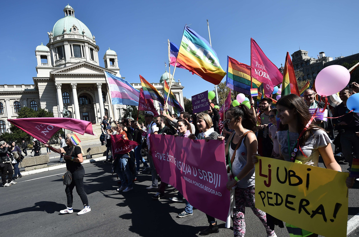 De Gay Pride Parade voor het Nationale Parlement in Belgrado. Beeld AFP