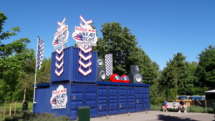 De kartbaan van Walibi Holland is gesloten na een ernstig ongeluk met het meisje.