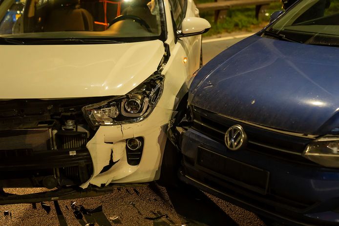 Een automobiliste is woensdagavond rond 21:50 uur gewond geraakt bij een botsing tussen twee auto's op de Julianasingel in Oss.
