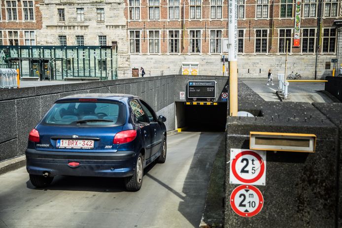 Archiefbeeld: met een oude wagen de parking onder het Sint-Pietersplein binnentuffen? Dan wacht een boete van 150 euro.